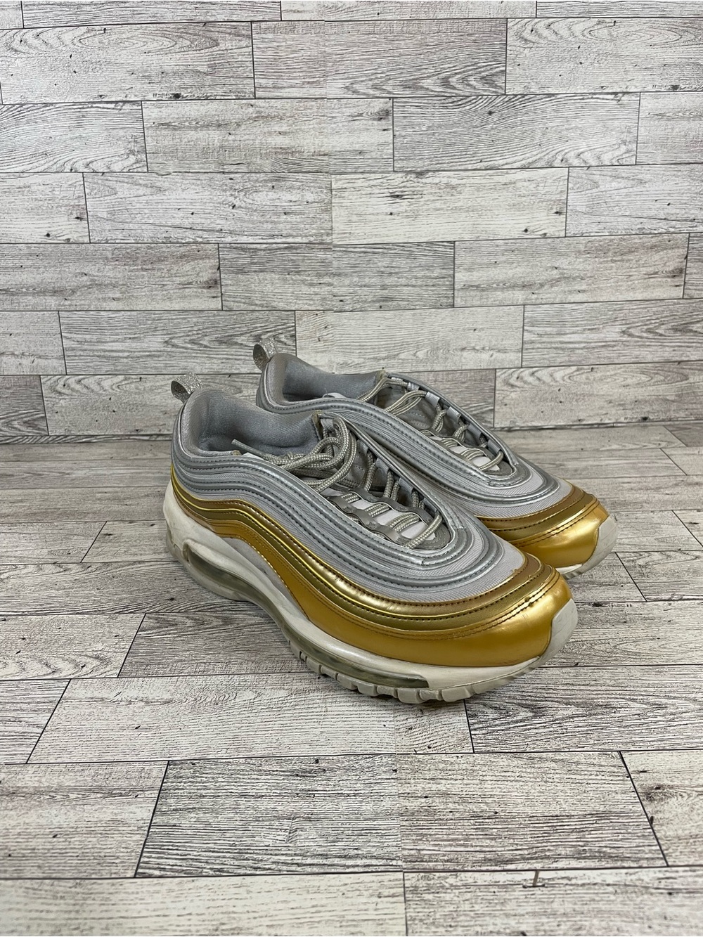 Nike AQ4137 001 Air Max 97
Metallic Silver Gold White size 9 - Picture 3 of 7